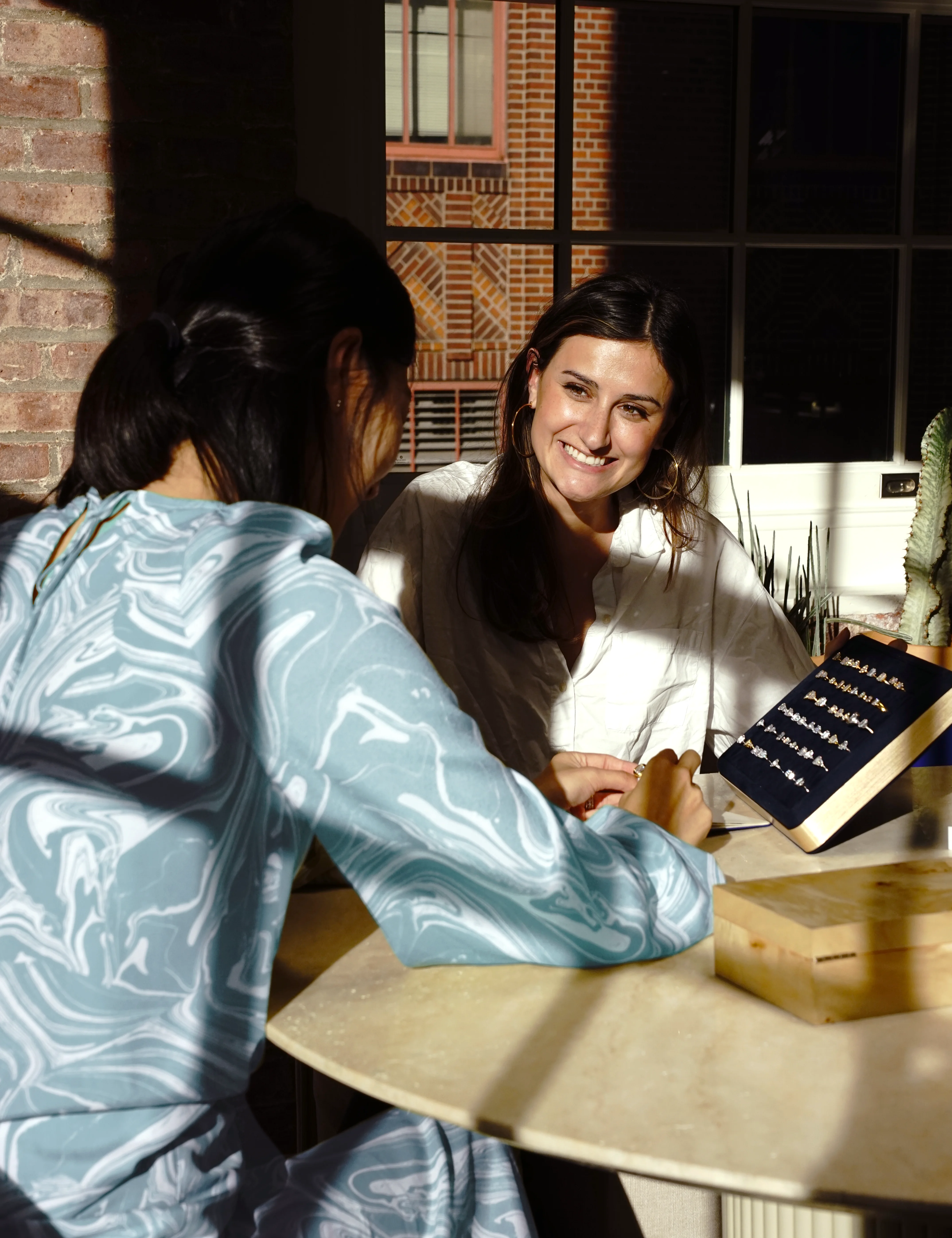 Illustration showing chat with our experts - Enjoy a complimentary, personalized appointment with our diamond experts.